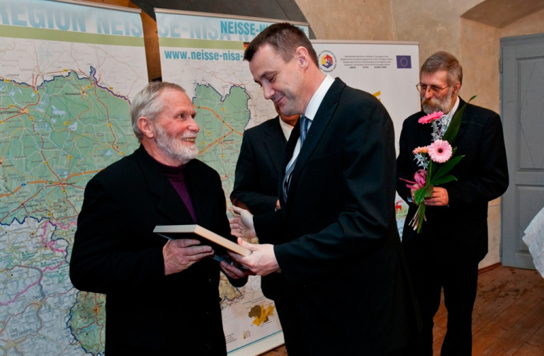 – Miroslav Těšina – získal speciální cenu za českou stranu z rukou hejtmana. 